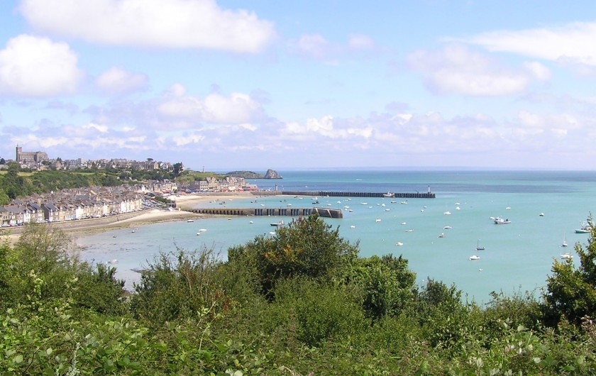 Location de vacances - Villa à Cancale - 1er aperçu du port de Cancale en arrivant par la route de Rennes.
