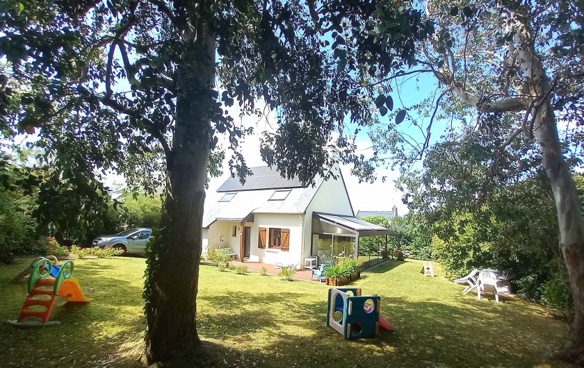 Location de vacances - Villa à Cancale - Le Nid d'Emeraude: la maison, ses panneaux solaires, son jardin, ses jeux.