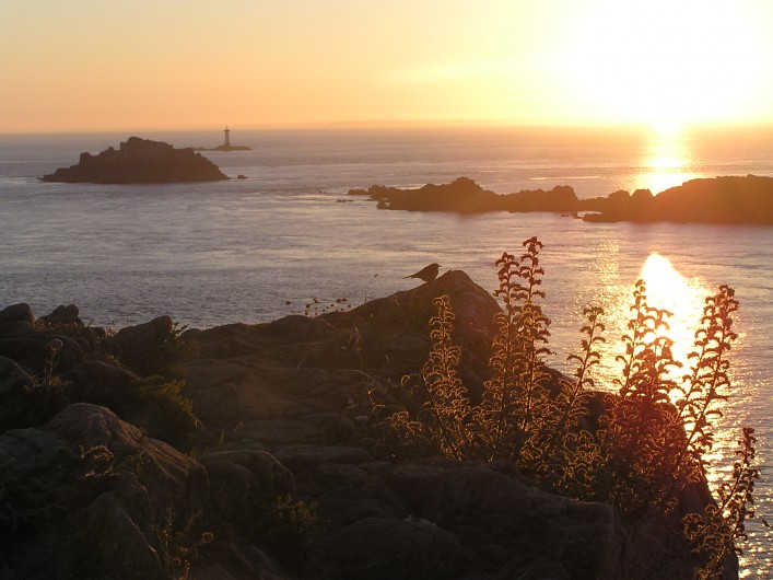 Location de vacances - Villa à Cancale - Lever de soleil à la Pointe du  Grouin (lieu de départ de la Route du Rhum)