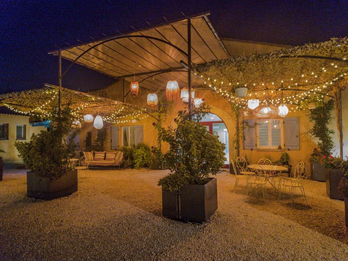 Location de vacances - Gîte à Collias - Place de la Provence, Espace pergolas espace commun