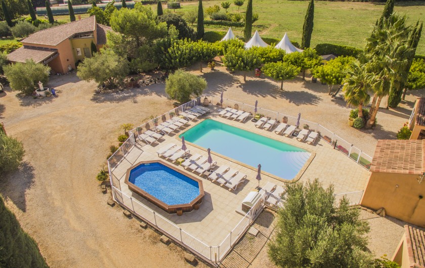 Location de vacances - Gîte à Collias - Espace piscines sécurisée et  réglementée, jardin clos et arboré