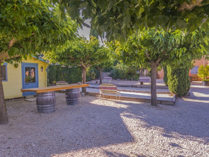 Location de vacances - Gîte à Collias - jardin clos et arboré, boulodromme