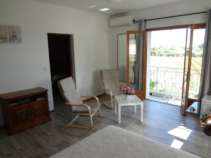Location de vacances - Appartement à La Londe-les-Maures - salon ouvert sur l'extérieur + climatisation