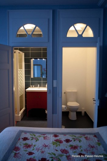 Location de vacances - Chambre d'hôtes à Cenans - Chambre de Marie, vue sur les toilettes et salle d'eau