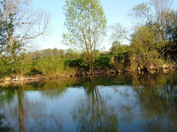 Location de vacances - Chambre d'hôtes à Cenans - Le bord de la rivière au bout du parc