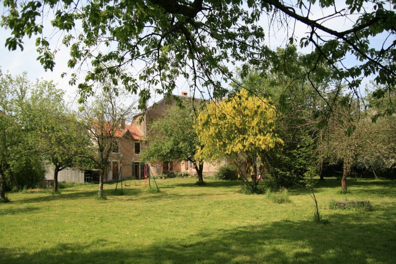 Location de vacances - Chambre d'hôtes à Cenans - La maison vu du jardin