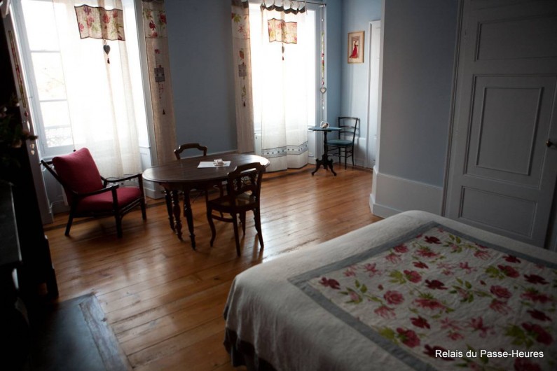 Location de vacances - Chambre d'hôtes à Cenans - Chambre de Marie, vue sur les fenêtres