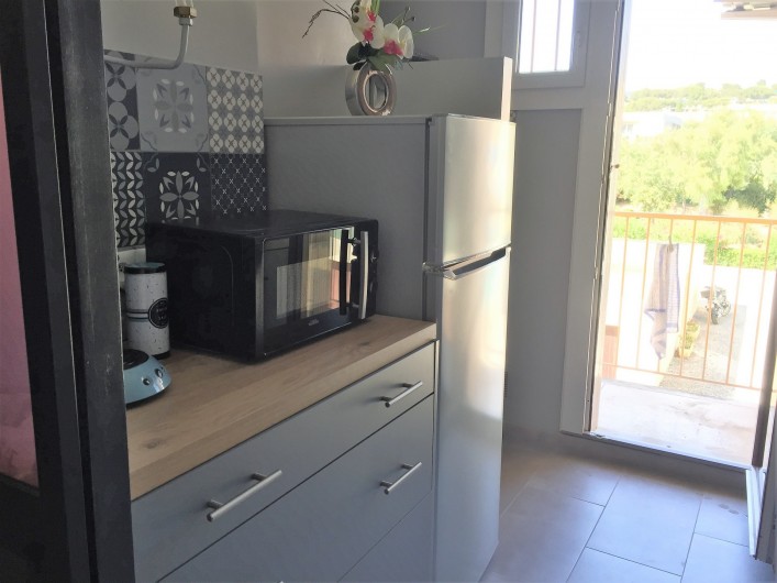 Location de vacances - Appartement à Bormes-les-Mimosas - la cuisine avec petit balcon