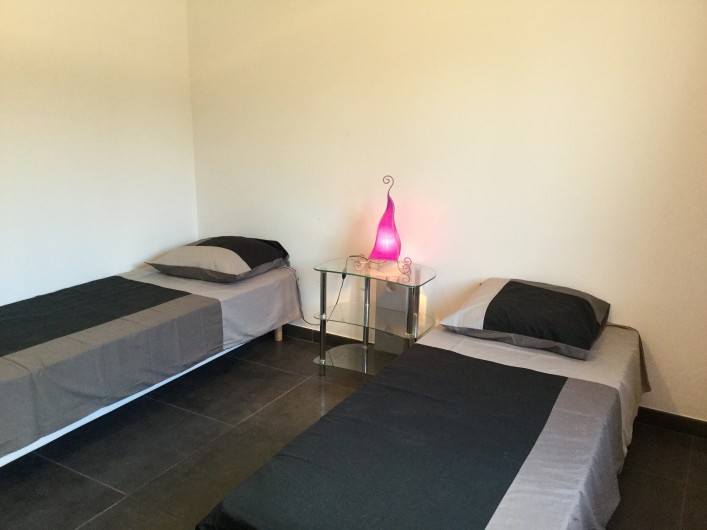 Location de vacances - Villa à Aureille - Chambre avec 2 lits simple