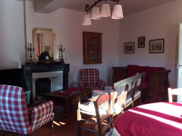 Location de vacances - Gîte à Cournanel - Salon de repos donnant sur le patio et une terrasse Gîte Alphonse