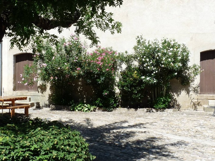 Location de vacances - Gîte à Cournanel - vue cour extérieure  Gîte Adèle