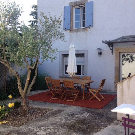 Location de vacances - Gîte à Cournanel - Vue extérieure , cour du  Gîte Alphonse