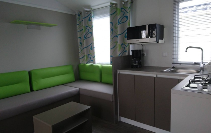 Location de vacances - Bungalow - Mobilhome à Aire-sur-la-Lys - Coin cuisine et salon 
