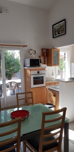 Location de vacances - Villa à Saint-Cyprien Plage - Vue sur une partie du coin cuisine et terrasse extérieure