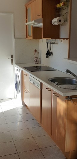 Location de vacances - Villa à Saint-Cyprien Plage - Cuisine avec plaque induction, lave vaisselle, machine à laver le linge