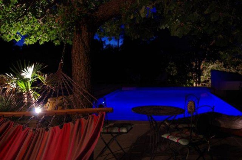 Location de vacances - Villa à Jouques - Piscine nuit vue du Hamac dans pool-house