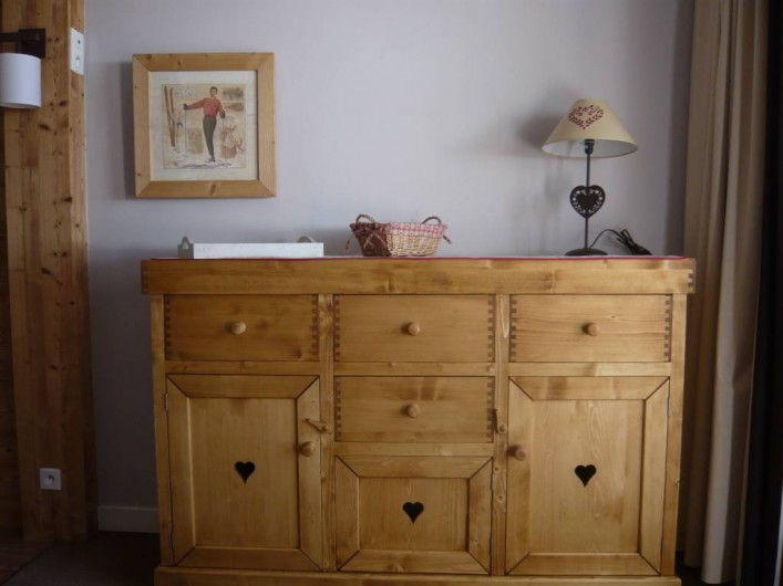 Location de vacances - Appartement à Méribel-Mottaret - vaisselier séjour