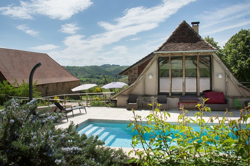 Location de vacances - Villa à Beaulieu-sur-Dordogne - La piscine devant la baie plein lever de soleil