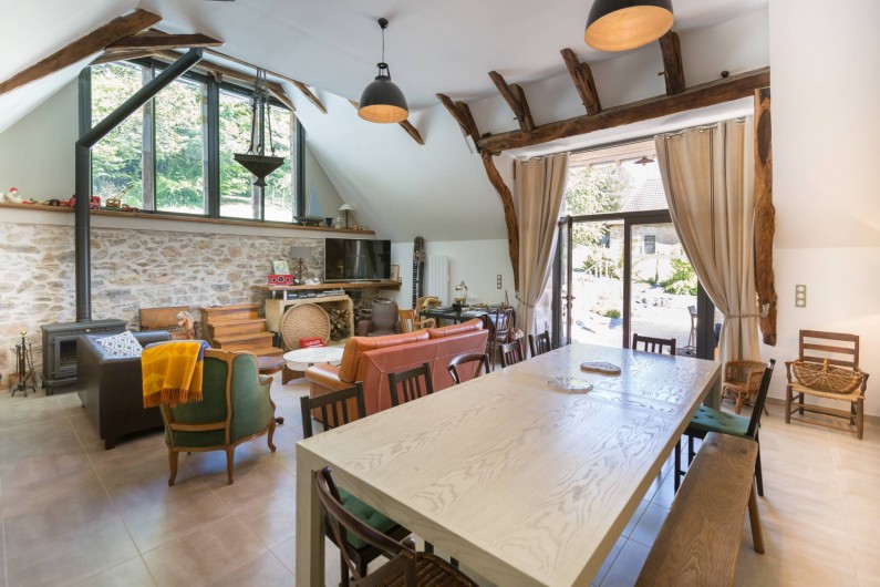 Location de vacances - Villa à Beaulieu-sur-Dordogne - La table et le salon avec télévision grand écran
