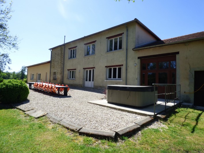 Location de vacances - Gîte à Nouart - spa et terrasse arrière