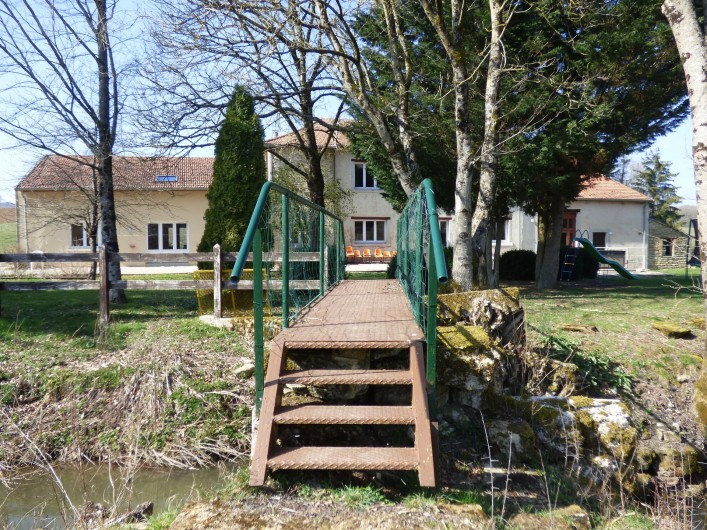 Location de vacances - Gîte à Nouart - passerelle pour accéder à l'étang