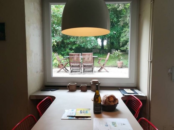 Location de vacances - Gîte à Saint-Georges-sur-Baulche - Coin repas, cuisine, vue sur la terrasse