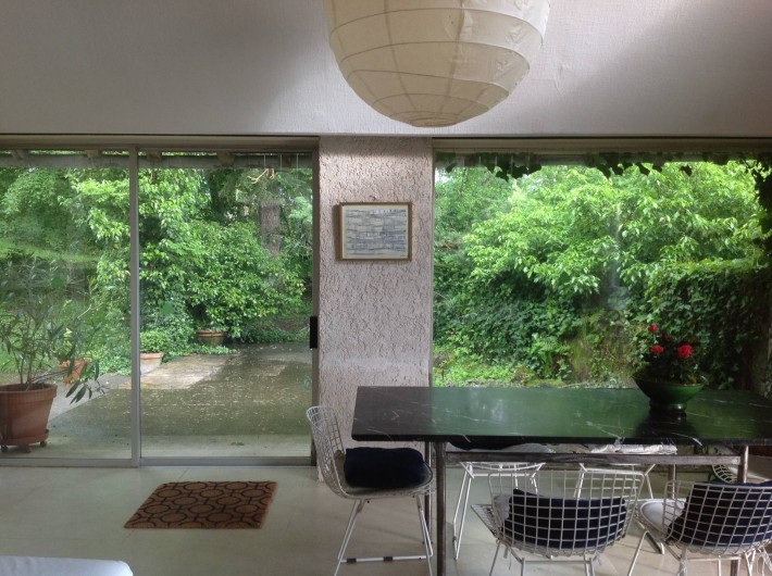 Location de vacances - Gîte à Saint-Georges-sur-Baulche - Table marbre, séjour, vue sur terrasse