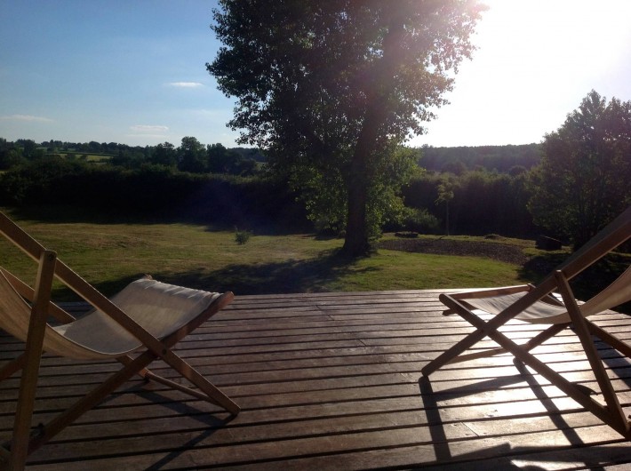 Location de vacances - Gîte à Saint-Georges-sur-Baulche - Terrasse suspendue sur la prairie