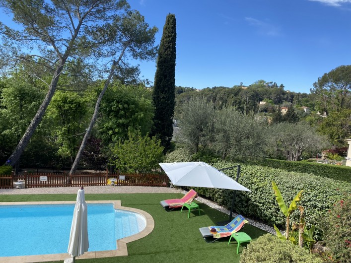 Location de vacances - Villa à Valbonne - vue sur chateau Castellaras