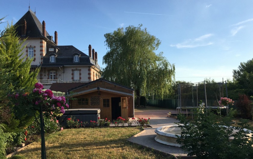 Location de vacances - Gîte à Raon-l'Étape - Vue coté jardin avec le Jacuzzi au premier plan
