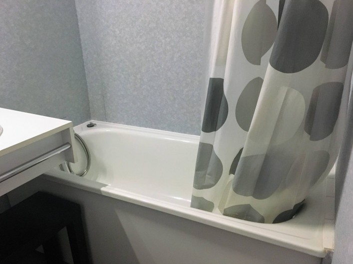 Location de vacances - Appartement à Cauterets - Baignoire avec rideau dans la salle de bain