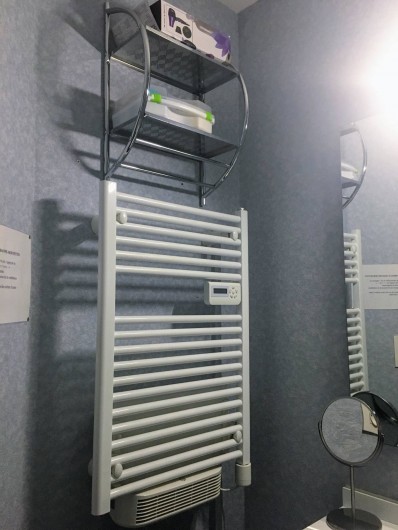 Location de vacances - Appartement à Cauterets - Sèche serviette soufflant dans la salle de bain