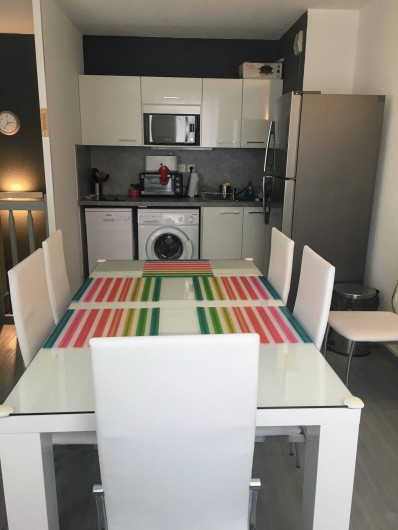 Location de vacances - Appartement à Cauterets - Table pour le repas avec accès cuisine ouverte
