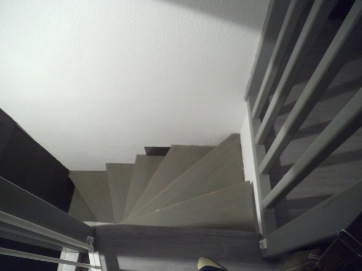 Location de vacances - Appartement à Cauterets - Escaliers en colimaçon, avec une barrière,  qui descendent dans l'entresol