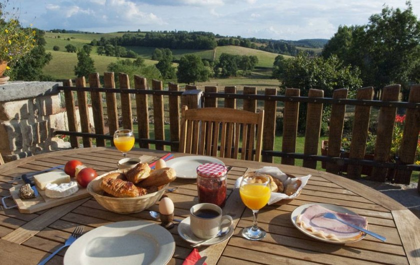 Location de vacances - Gîte à Chirassimont - Terrasse(petit déjeuner hollandais)