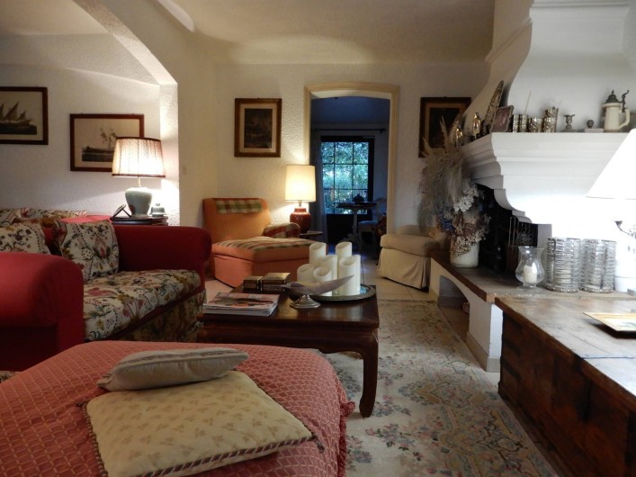 Location de vacances - Chambre d'hôtes à Ramatuelle - Salon avec cheminée