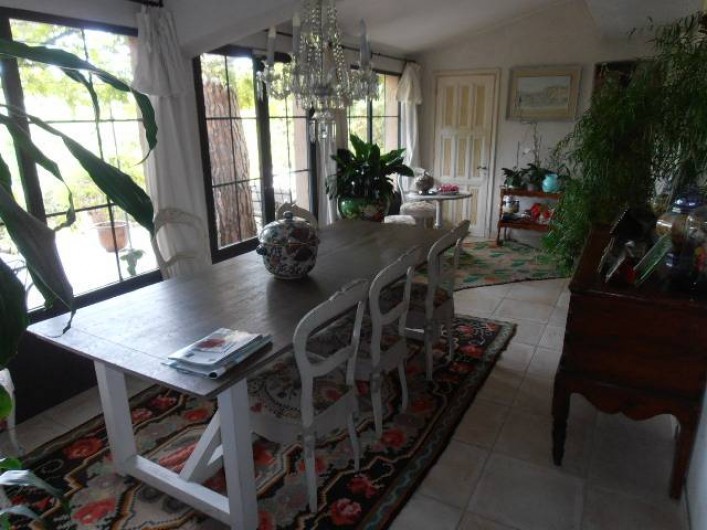 Location de vacances - Chambre d'hôtes à Ramatuelle - Salle a manger dans la véranda