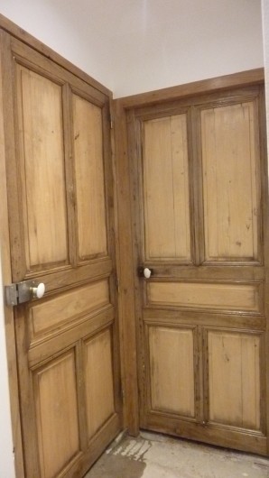 Location de vacances - Villa à Vosne-Romanée - portes d'origines en chêne,  distribution: chambre du bas et toilette