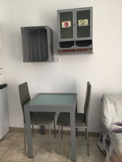 Location de vacances - Studio à Bormes-les-Mimosas - table avec allonge