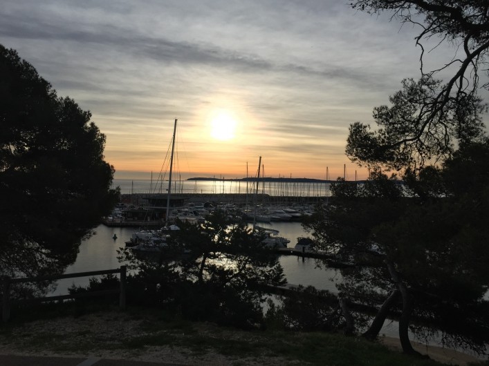 Location de vacances - Studio à Bormes-les-Mimosas - coucher de soleil sur Bormes