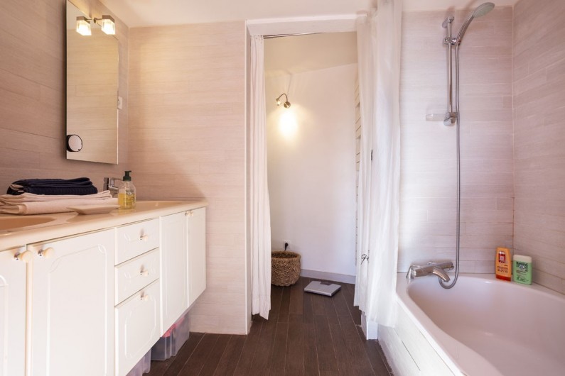 Location de vacances - Chalet à Bourg-Saint-Maurice - Salle de bain chambre 1