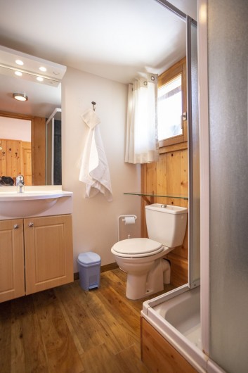 Location de vacances - Chalet à Bourg-Saint-Maurice - Salle de douche chambre 2