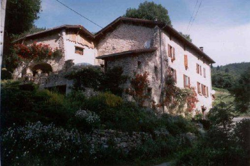 Location de vacances - Gîte à Bouvante - vue globale le gîte est en bout de maison