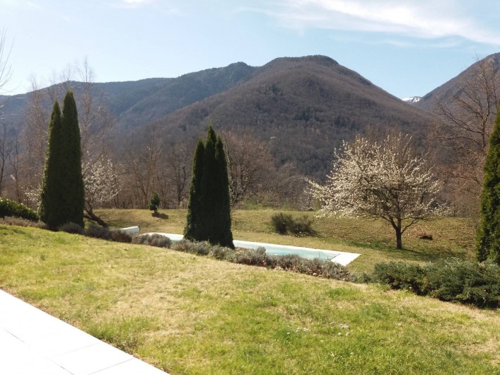 Location de vacances - Villa à Luzenac - Vue côté sud avec piscine en contrebas (hiver)