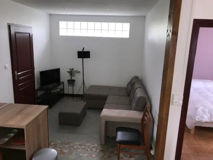 Location de vacances - Gîte à Chevregny - Le salon avec canapé convertible