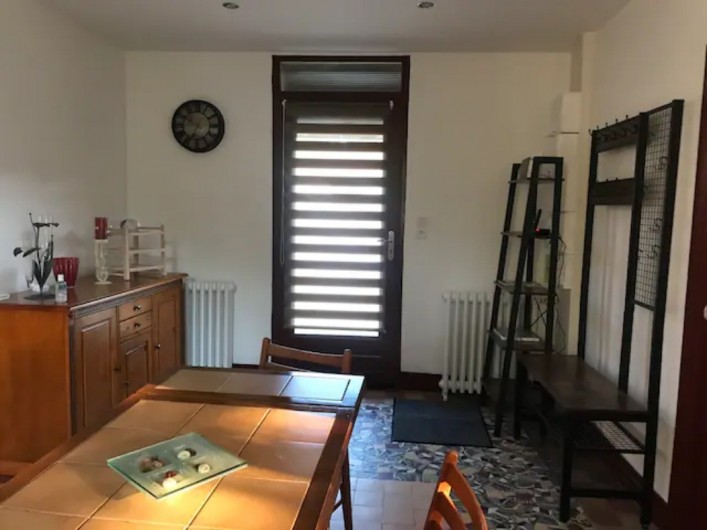 Location de vacances - Gîte à Chevregny - Entrée directe sur coin repas