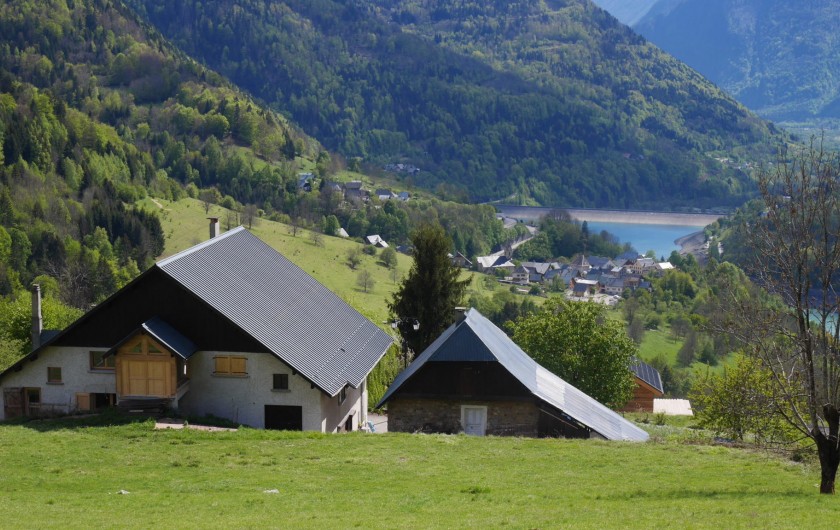 Location de vacances - Appartement à Vaujany - Entrée par le chemin communal, vue du champ amont