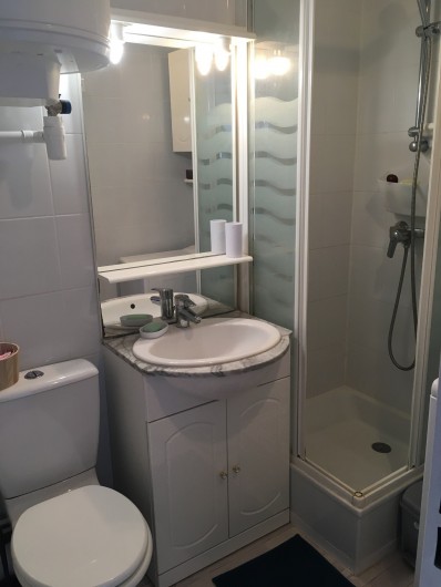 Location de vacances - Appartement à Cabourg - salle de bain avec douche + lavabo + wc et lave linge