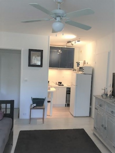 Location de vacances - Appartement à Cabourg - cuisine équipée, frigo + congélateur, petit lave vaisselle, plaque 2 feux