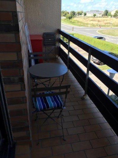 Location de vacances - Appartement à Cabourg - balcon filant avec table ronde et 4 chaises